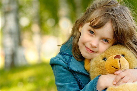 冬日里的孩子，宛如瓷娃娃需要更加小心的呵护，被小心呵护的娃娃，在寒冷的冬季也会给你笑出春的温暖。