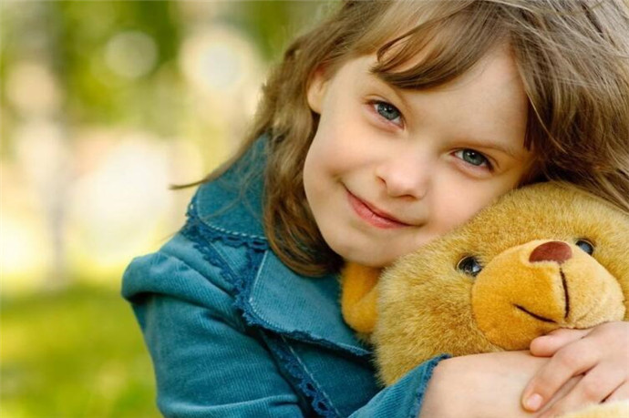 冬日里的孩子，宛如瓷娃娃需要更加小心的呵护，被小心呵护的娃娃，在寒冷的冬季也会给你笑出春的温暖。