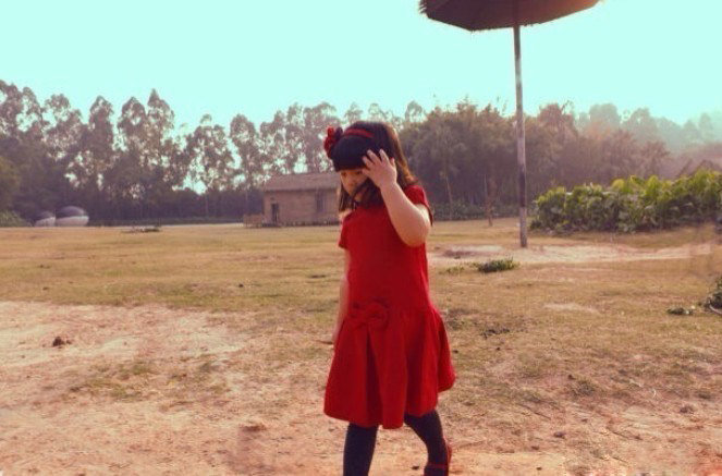 12月11日晚，《爸爸去哪儿》王岳伦曝光一组女儿王诗龄身穿红裙的照片，angela变身小公主，在动物园和可爱的考拉一起卖萌。