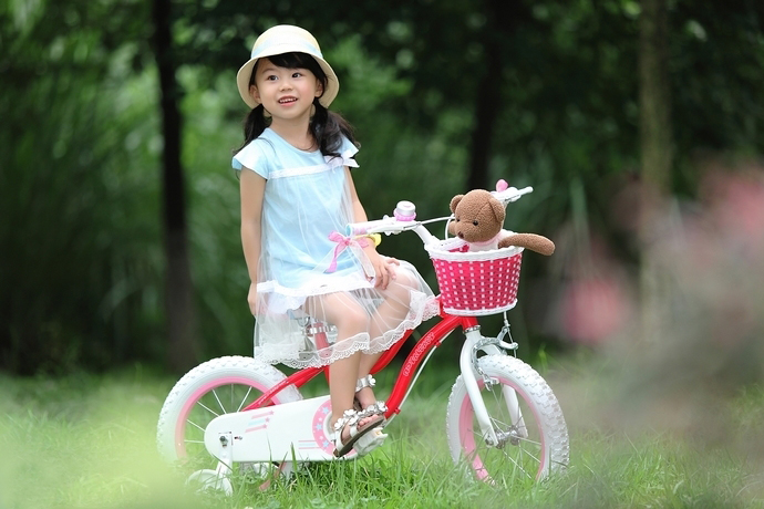 单车对于你来说是什么？是一种交通工具？还是父母给予的一种爱？抑或是童年的一份回忆，儿时骑着单车在徐徐凉风中前行，前路一片明朗。长大后，你的路是否依然清晰可见？