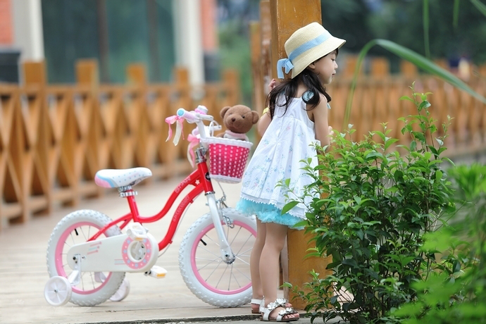单车对于你来说是什么？是一种交通工具？还是父母给予的一种爱？抑或是童年的一份回忆，儿时骑着单车在徐徐凉风中前行，前路一片明朗。长大后，你的路是否依然清晰可见？