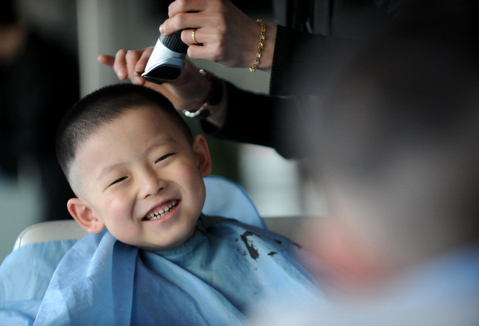 3月13日，沈阳市一家美发店在“二月二”这一天为顾客免费理发。新华社发（张文魁 摄） 