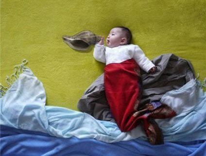 妈妈想象力令人惊叹 宝宝的“白日梦”令人叫绝 这位中国妈妈想象力令人惊叹，利用床单衣物摆出各种场景，宝宝是场景内的主角，构建出来一幅幅令人叫绝的图画。