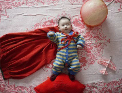 妈妈想象力令人惊叹 宝宝的“白日梦”令人叫绝 这位中国妈妈想象力令人惊叹，利用床单衣物摆出各种场景，宝宝是场景内的主角，构建出来一幅幅令人叫绝的图画。