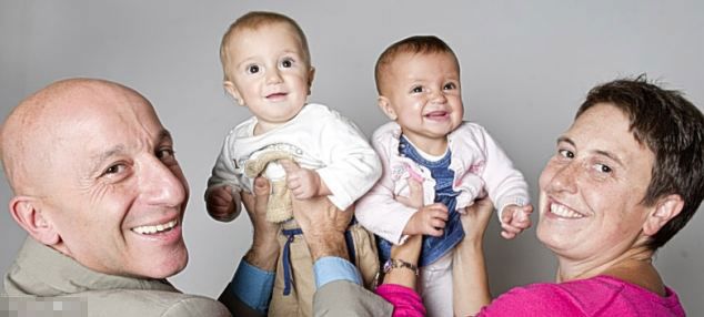 英国早产双胞胎兄妹水中独自游泳美照 据英国《每日邮报》报道，英国格洛斯特郡赛伦塞斯特市的一对早产双胞胎兄妹，在9个月大的时候就能够在泳池中独自游25米。这两个小家伙非常喜欢在水中上下游动，蹬着小腿推动身体前行，甚至还在水下十分开心地笑着。他们在10月份刚开始练习游泳时便能独自在水里游动，起初只能游5米，之后慢慢便能游完一个25米长的成人泳池的单程。但仍需要妈妈为他们把握游泳的方向。