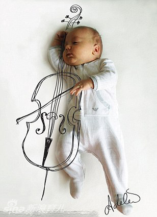 “画蛇添足”的宝宝梦 芬兰一位名叫阿黛尔的母亲将刚学会走路和说话的儿子文森特插上“音乐的翅膀”。
