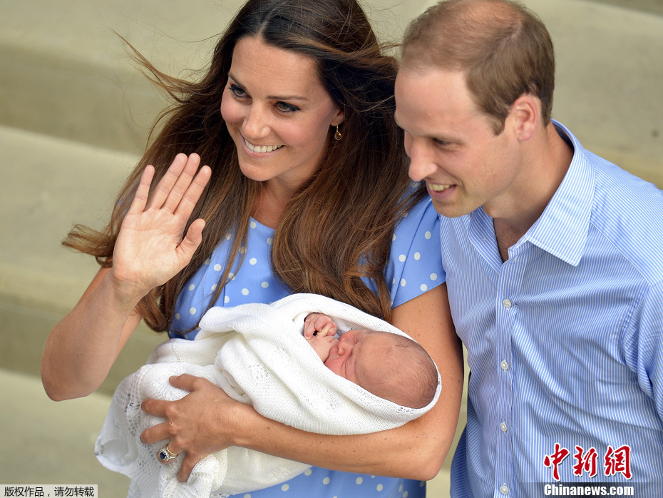 当地时间2013年7月23日，英国伦敦，威廉王子和凯特王妃抱着刚出生的小王子在圣玛丽医院外首次亮相。