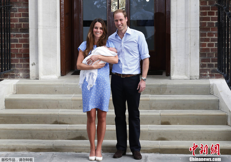 当地时间2013年7月23日，英国伦敦，威廉王子和凯特王妃抱着刚出生的小王子在圣玛丽医院外首次亮相。