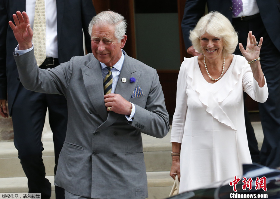 当地时间2013年7月23日，英国伦敦，威廉王子和凯特王妃抱着刚出生的小王子在圣玛丽医院外首次亮相。图为查尔斯王子与卡米拉亮相。