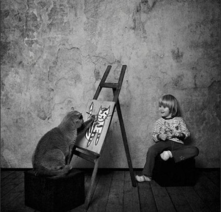 这组照片中的萌女孩是摄影师Andy Prokh的四岁女儿，她和这只两岁英国短毛猫如此默契，一起探讨艺术，研究数学题，享受美食......让人羡慕不已。