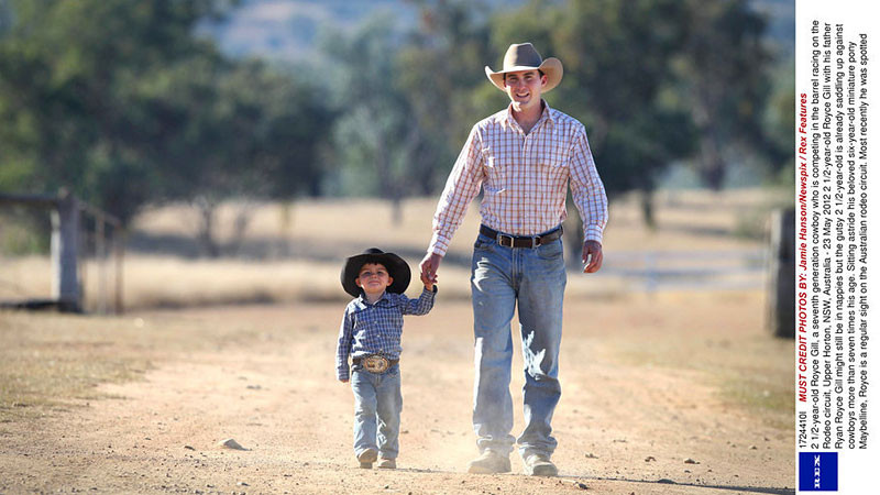 世界最萌的小牛仔 年仅2岁半就爱上骑马 世界最萌的小牛仔罗伊司-吉尔，年仅2岁半，来自澳大利亚新南威尔士州，生长在牛仔世家，从会走路开始就爱上骑马，从小就在牛群中和马背上打转，他的父亲瑞安-吉尔还特别送他一匹迷你马让他“专心练习”。