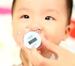 宝宝的正常体温是36.5度和37.5度之间，如果觉得宝宝发烧了，首先要赶紧给宝宝量体温!宝宝发烧时很容易哭闹，使用安抚奶嘴的温度计是测量宝宝体温最简便的方法，也是宝贝最舒服的方法。