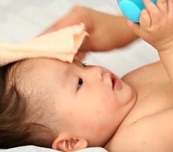 同时，用温水毛巾擦拭全身也是一种很好的降温方法，适合所有发烧的宝宝。每次擦拭的时间要在10分钟以上。擦拭的重点部位在皮肤皱褶的地方，比如颈部、腋下、肘部、腹股沟处等。