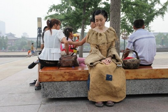 西安女子麻袋装出街 称追求返璞归真