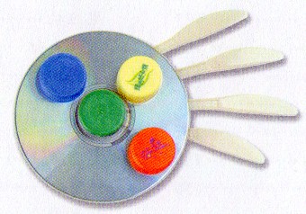 幼儿手工小制作步骤:   1,在光碟的背面依图粘上四把快餐刀.