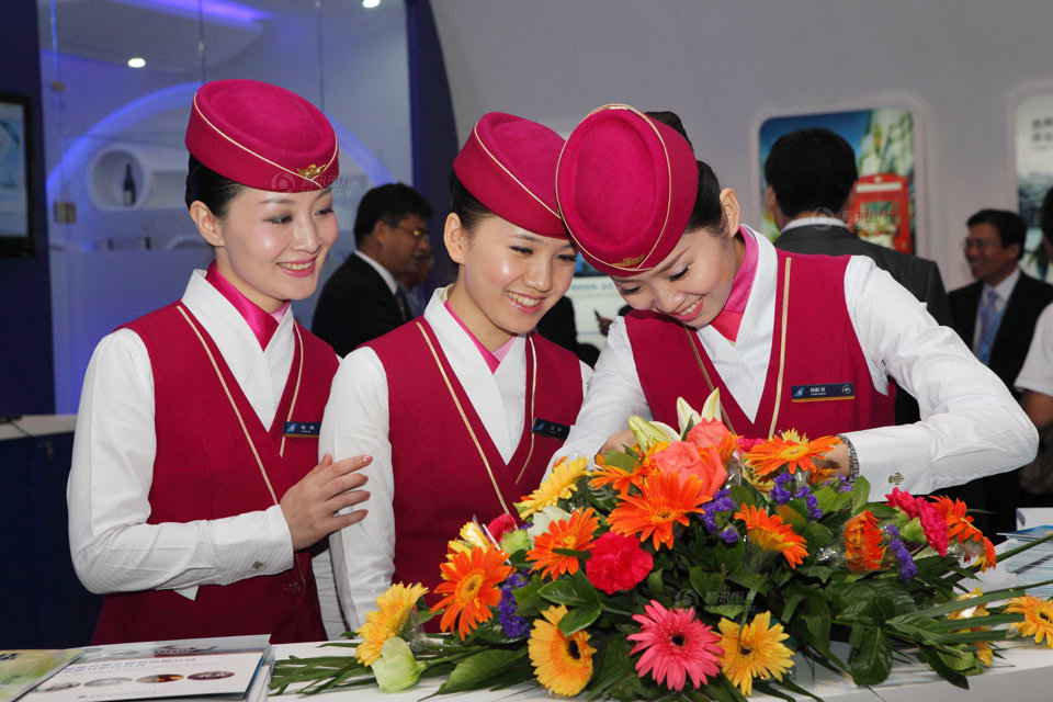 11月13日，一名女模特在山东滨奥飞机公司的“钻石”飞机里作秀，吸引观众。当日，第九届中国国际航空航天博览会在珠海开幕，除了丰富多样的飞机展示，各种职业女性也成了一道独特的风景线。