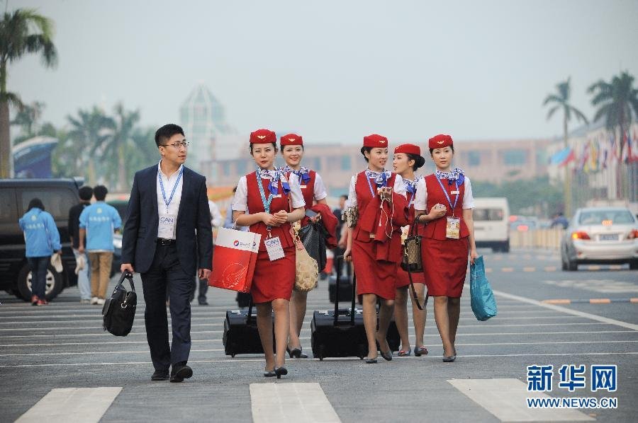 11月13日，一名女模特在山东滨奥飞机公司的“钻石”飞机里作秀，吸引观众。当日，第九届中国国际航空航天博览会在珠海开幕，除了丰富多样的飞机展示，各种职业女性也成了一道独特的风景线。