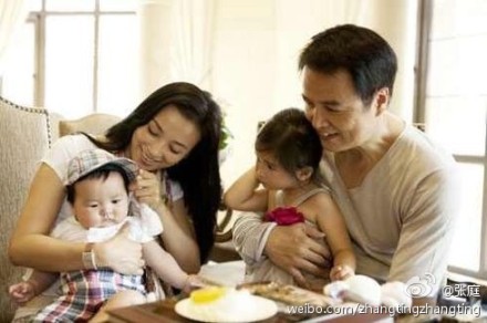 演员张庭与老公林瑞阳在2009年底诞下一女后，2012年1月6日再得一子，过上了一家四口的美满生活。非常幸福的张庭不忘在微博里经常跟网友们分享这对宝贝的趣闻和近照。