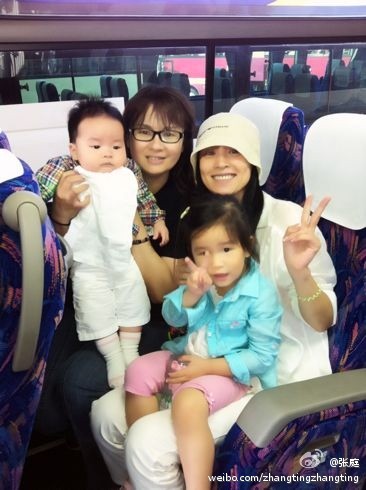 张庭带儿女同游日本