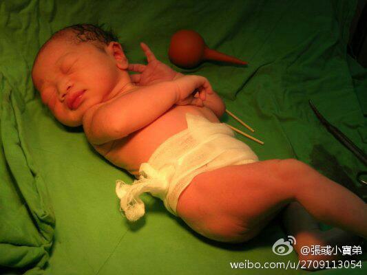 “月亮公主”孟庭苇2004年复出，2007年产下儿子“小宝弟”。图为“小宝弟”刚出生的时候。