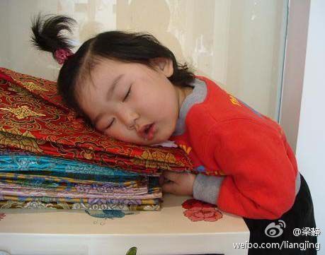 梁静的女儿睡着的形象十分逗趣可爱。