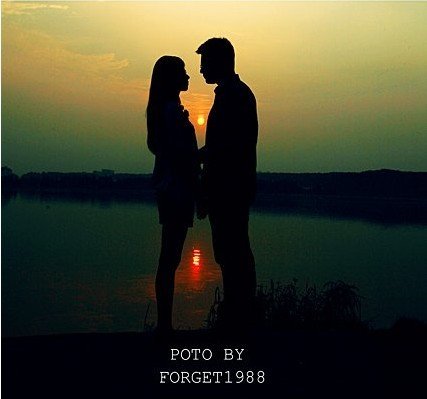 一组名为“爱在晓南湖畔的1281天”的情侣照在一家社交网站走红，10天内点击率突破21万