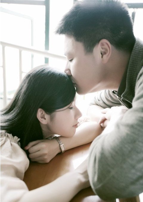 一组名为“爱在晓南湖畔的1281天”的情侣照在一家社交网站走红，10天内点击率突破21万