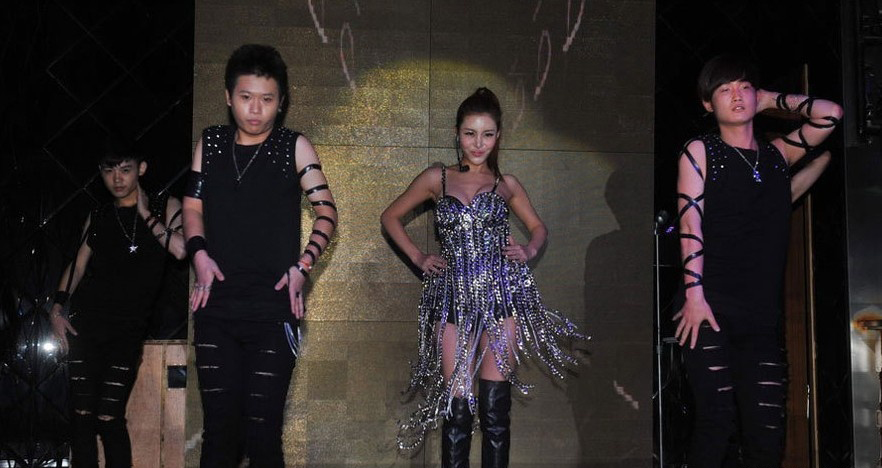 2012年6月25日，北京，曾经因“拜金”话题而大热的女星马诺携首张EP《热夜》举行发片仪式，在历经了一年的筹备后，马诺再度重返娱乐圈。