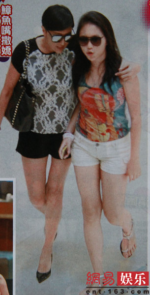 据香港媒体爆料，王菲15岁女儿窦靖童趁暑假到香港度假，和朋友外出悠闲逛街，身着背心短裤大晒长腿。