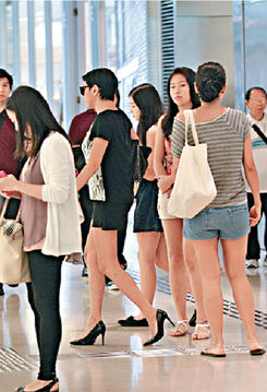 据香港媒体爆料，王菲15岁女儿窦靖童趁暑假到香港度假，和朋友外出悠闲逛街，身着背心短裤大晒长腿。