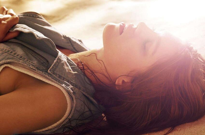 容祖儿在7月18日推出全新国语大碟《Moment》，容祖儿专辑黑丝高跟造型曝光，血色红唇搭配黑色，性感撩人，诱惑之光闪耀。