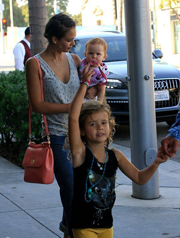 美国加州，当地时间2012年7月21日，杰西卡-阿尔芭和丈夫带着两个小宝贝逛街，一家4口幸福甜蜜。牵着大女儿奥诺的爸爸卡什-沃伦， 抱着小海雯的杰西卡-阿尔芭都是一脸的悠闲，大女儿更是不忘不是摆出萌样。