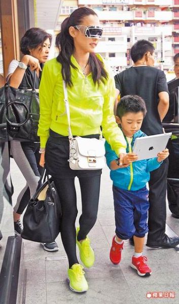 近日，张柏芝携带大儿lucas奔赴台湾参加活动，出机场时被拍到母子穿着耀眼的荧光装，张柏芝带着抢眼的大眼镜，lucas则捧着平板电脑玩。活动当天，张柏芝更是穿着吸引人的镜片装亮相。