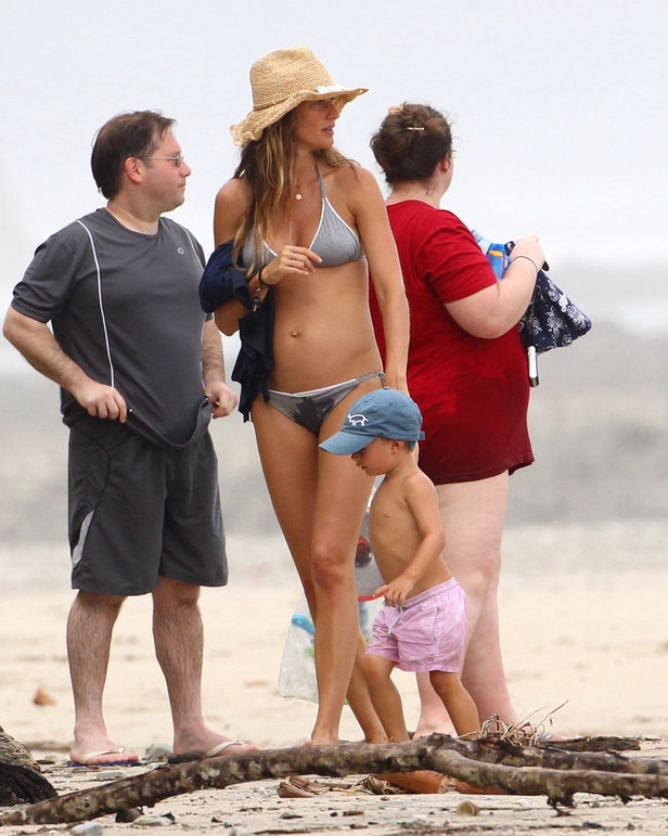近日吉赛尔-邦辰带着2岁儿子到海边度假，再度怀孕的她身穿比基尼已经可以看到隆起的肚子。吉赛尔牵着2岁的儿子在海边散步，2岁的宝宝带着帽子非常可爱。