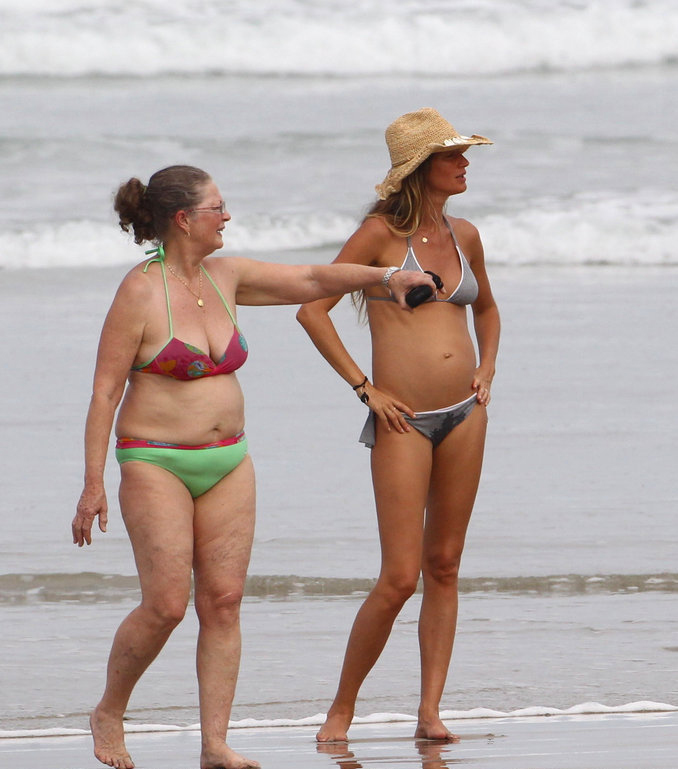 近日吉赛尔-邦辰带着2岁儿子到海边度假，再度怀孕的她身穿比基尼已经可以看到隆起的肚子。吉赛尔牵着2岁的儿子在海边散步，2岁的宝宝带着帽子非常可爱。
