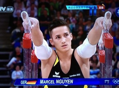伦敦奥运赛场上的运动员，Marcel Nguyen这位德国体操选手跟孙杨一样引来无数中国人的关注，虽然在个人全能上他没有拿到金牌，但是痰的耍宝的萌样让网友大呼受不了了。