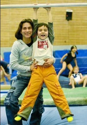 丘索维金娜，37岁的体操运动员，这位为了患白血病的儿子坚持比赛的母亲，在伦敦结束了她体操事业的最后一跳，虽然未能获得奖牌，但却感动了世界，有着真正的体操之魂。结束本届奥运会上的比赛，丘索维金娜就会退役，但是她表示不会离开体操，回去当一名体操教练。虽然说为了奖金参加奥运很难然人接受，但是丘索维金娜说：我别无选择，为了支付我儿子治病的高额费用，我必须努力工作，她的努力带来的是感动。