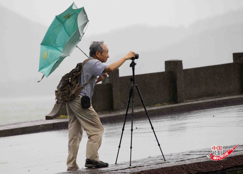刚刚过去的一周，我们又有城市遭受台风的袭击，在台风大雨中行走的艰难可想而知，而你携带的雨具最终有可能会成为悲剧，特别是雨伞，真不可靠。