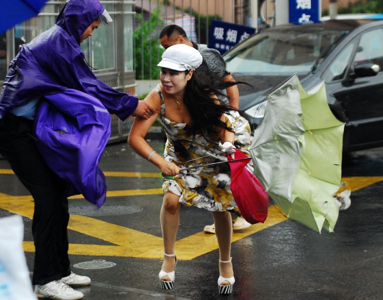 刚刚过去的一周，我们又有城市遭受台风的袭击，在台风大雨中行走的艰难可想而知，而你携带的雨具最终有可能会成为悲剧，特别是雨伞，真不可靠。