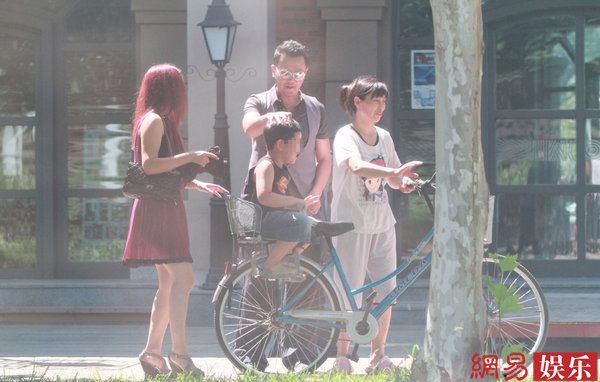 近日，记者拍到郭涛一家三口温馨互动的画面。郭涛与妻子李燃牵着儿子的手出现在北京某小区会所，郭涛戴黑超穿马甲，而比他小15岁的妻子则一头红发配红衣。随后郭涛儿子被一名推着自信车的中年女性载走，夫妻两驱车去了附近的大厦，记者还拍到李燃为郭涛扣扣子的亲密互动。