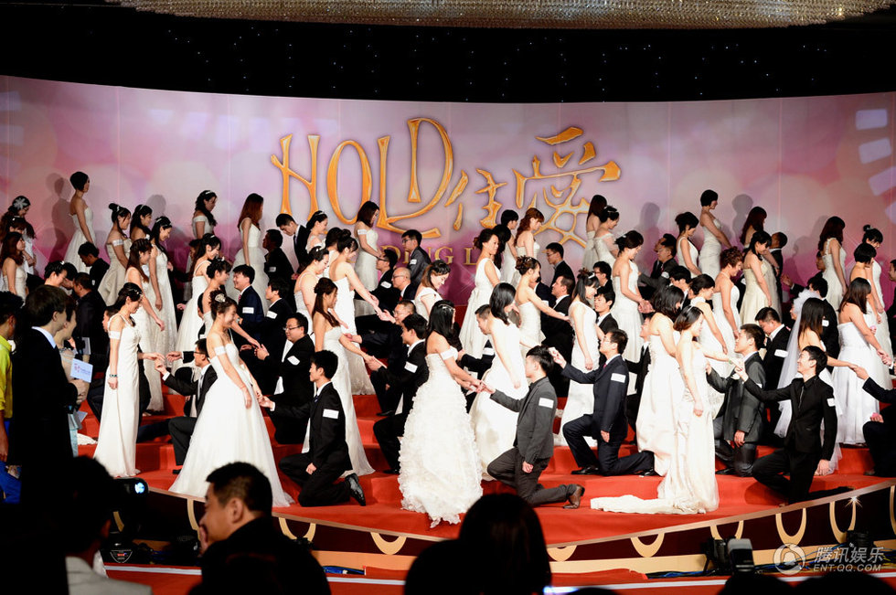 近日，杨幂与刘恺威作为《HOLD住爱》的主演出席了首映会，并为现场婚礼做证婚人，同时，作为戏里戏外的一对情侣，两人甜蜜的表示：通过这部戏两人懂得了“爱的方式”。