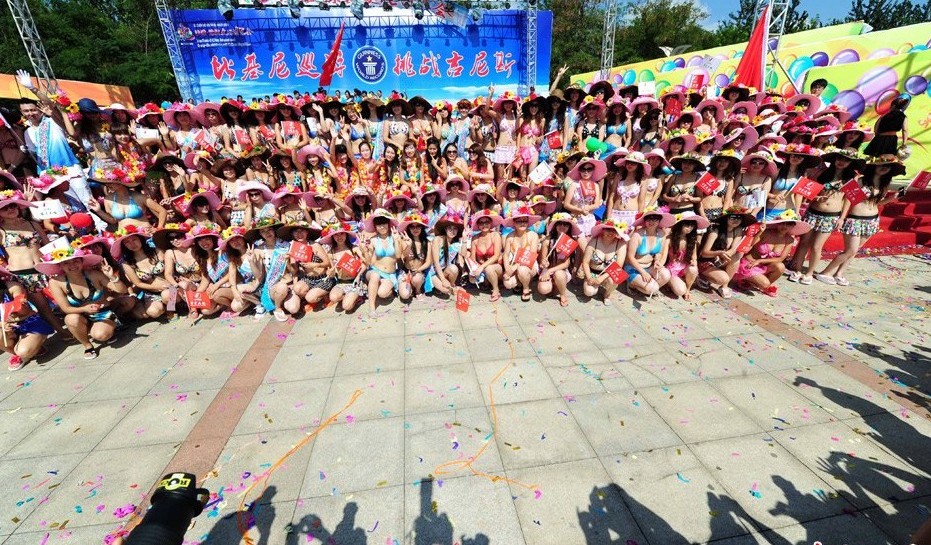 由1085名志愿者组成的千人泳装巡游在葫芦岛进行着，这是第二届中国(葫芦岛·兴城)国际沙滩·泳装文化博览会的压轴节目，吸引了大量游客观看。