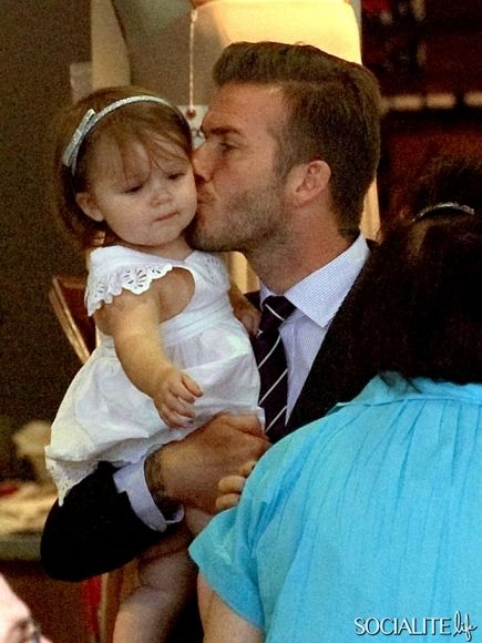 贝克汉姆（David Beckham）亲吻harper，等了十几年盼来的女儿，自然疼爱有加