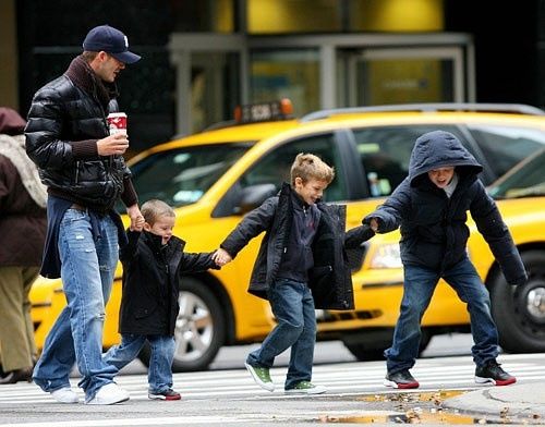 贝克汉姆（David Beckham）与儿子们，手拉手，非常有爱。