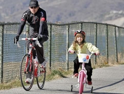 帕特里克-德姆西带着女儿骑自行车
