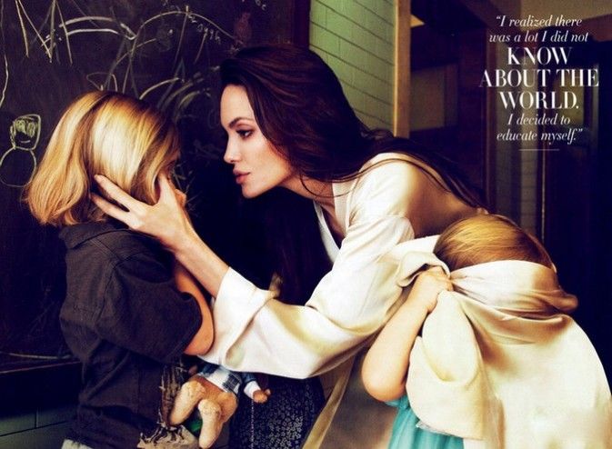 著名摄影师安妮·莱博维茨为安吉丽娜·朱莉拍摄的《名利场》写真颜色更为华丽，是其真实的幸福家庭写照。