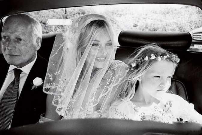 这组写真是去年凯特大婚之后，《Vogue》拍摄的纪念写真。8岁的莉拉和38岁的母亲凯特，两个人从眉眼到神情完全一致
