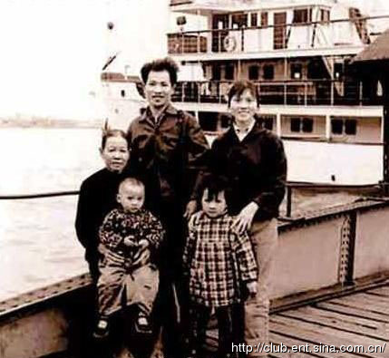 刘嘉玲五岁时与父亲的全家福