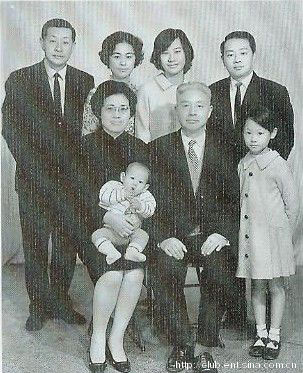 刘若英一岁时所记录下的与父母的全家福，那个最小的孩子就是奶茶。