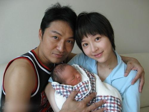 马景涛。得子年龄：46岁 妻子年龄：26岁。2007年6月6日马景涛和内地演员吴佳尼的爱情结晶在上海诞生。46岁的马景涛已经是第二次当父亲，中年得子的他陪伴爱妻整个生产过程也算是弥补了前妻产女儿时留下的遗憾。